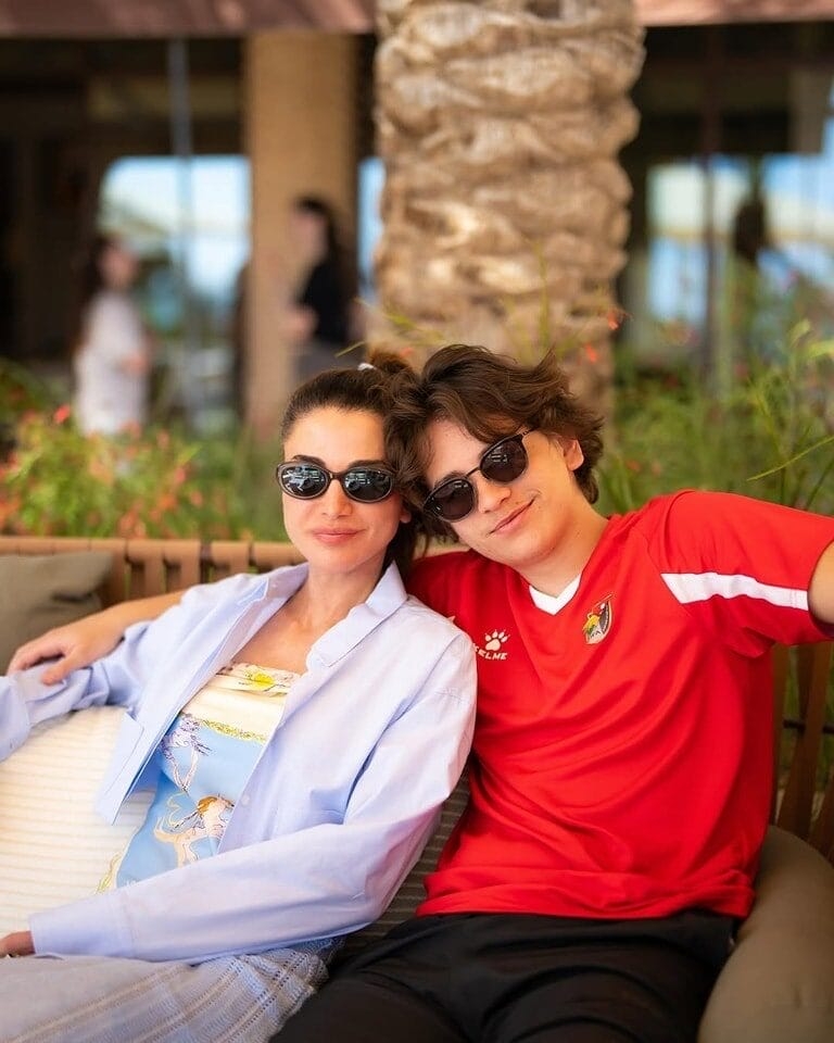 الملكة رانيا برفقة الامير هاشم : 'تي شيرت المنتخب زي رسمي هاليومين'