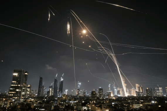 إصابات مباشرة في 4 مباني على الأقل في تل أبيب