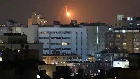 يولّد قنابل صغيرة.. الصاروخ الإيراني العنقودي يثير الجدل في إسرائيل- فيديو