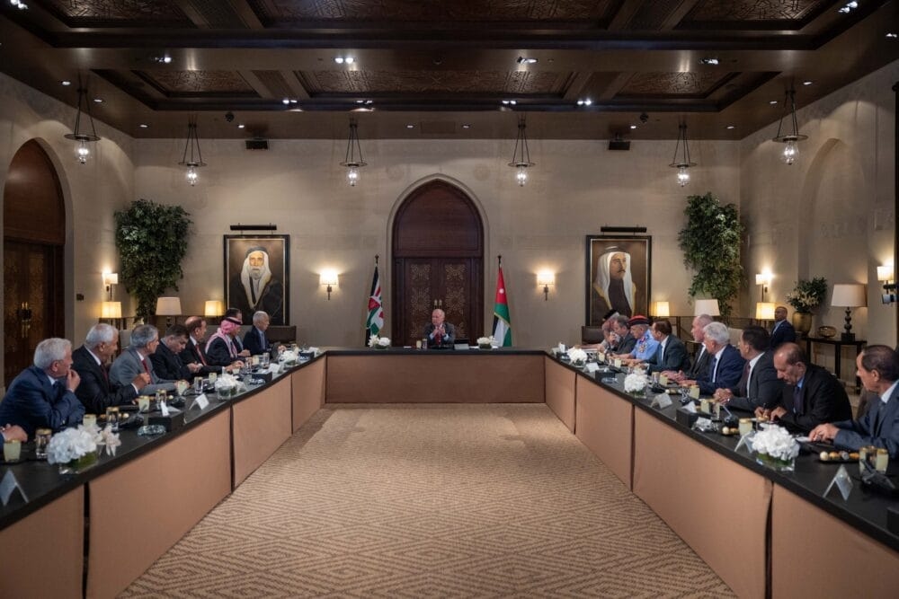الملك يلتقي متقاعدين عسكريين ويرحب بجهود خفض التصعيد في الإقليم بقيادة الولايات المتحدة-صور