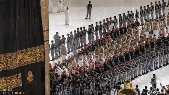 مطرزة بالذهب والفضة والحرير.. السعودية تكسي الكعبة ثوبها السنوي- فيديو