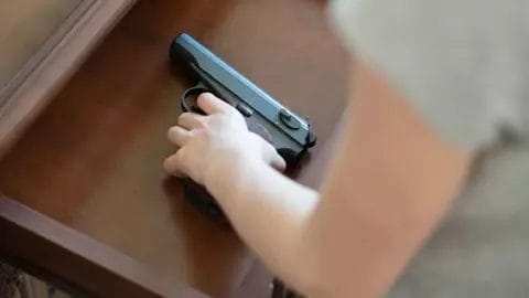 طفل يطلق النار بالخطأ ويقتل شابا أثناء نومه