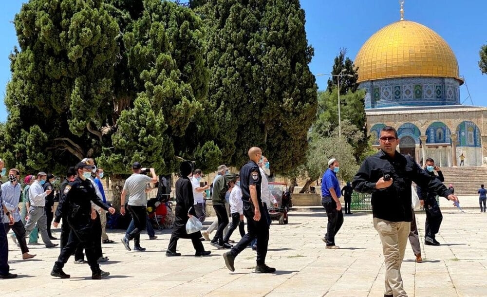 عشرات المستوطنين يقتحمون الأقصى المبارك بحماية مشددة من شرطة الاحتلال