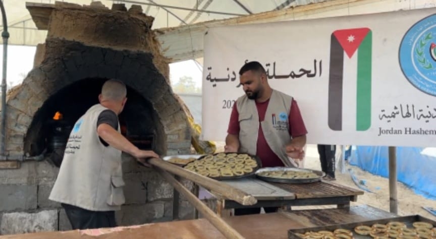 الحملة الأردنية والهيئة الخيرية توزّعان كعك العيد جنوب خان يونس