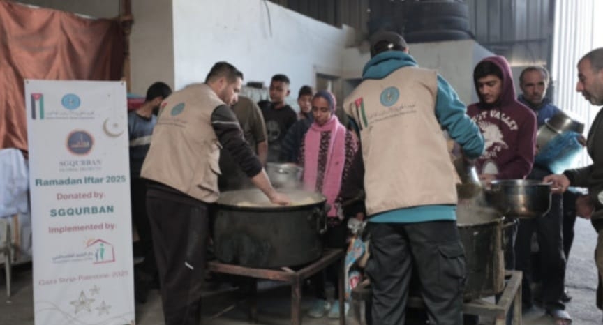 'الخيرية الهاشمية' تواصل توزيع الوجبات الساخنة بغزة في ثالث أيام العيد