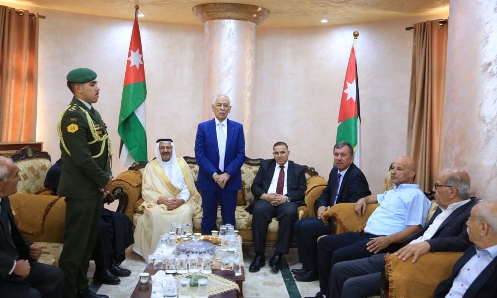 مندوبا عن الملك وولي العهد.. العيسوي يعزي عشائر آل عباسي