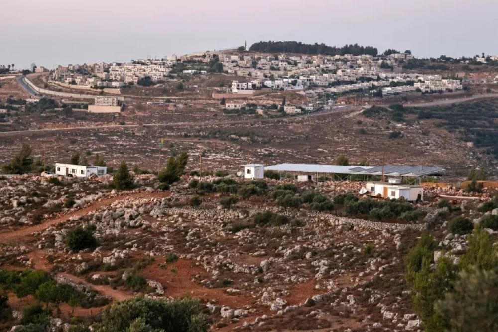 مستوطنون يقيمون بؤرتين استيطانيتين بنابلس والاحتلال يعتقل 41 فلسطينيا بالضفة