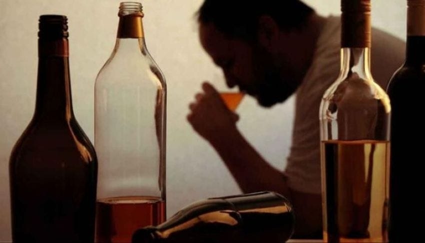 موظف بمصنع المشروبات السامة: استخدام الميثانول للتهرب الضريبي وزيادة الأرباح