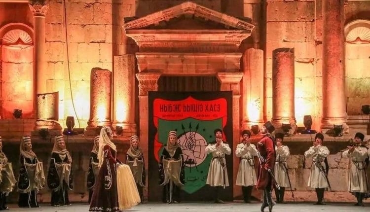 الأكثر مشاركة في مهرجان جرش.. فرقة 'نادي الجيل' تقدم فلكلور وتراث الشركس على المسرح الجنوبي