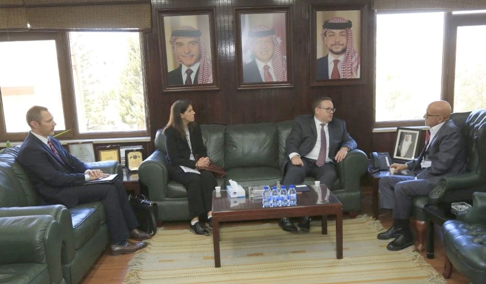 وزارة المياه والسفارة الأميركية تبحثان دعم المشاريع المائية المستدامة