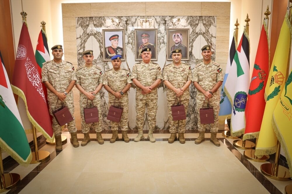 مندوباً عن الملك.. الحنيطي يُكرّم عدداً من الضباط بهدايا ملكية