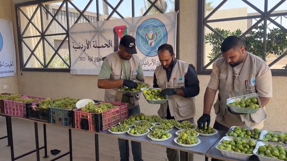 'الخيرية الهاشمية' توزع الفواكه على مرضى الكلى بمستشفى شهداء الأقصى في دير البلح