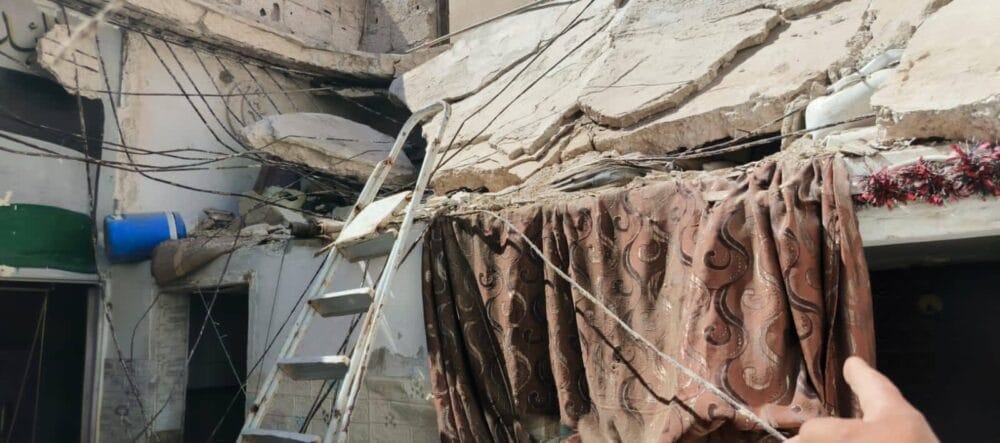 إصابة 4 أشخاص بانهيار سقف منزل في مخيم الزرقاء -صور