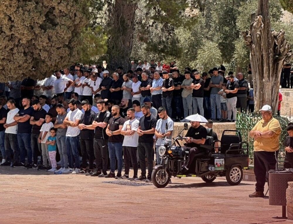 ‎50 ألفًا يؤدون صلاة الجمعة في المسجد الأقصى