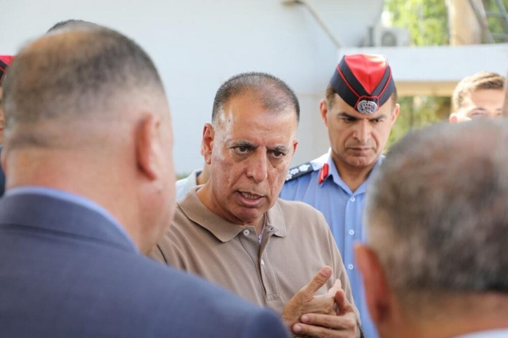 إجراءات حكومية لحل أزمة الحجوزات وتنظيم حركة المسافرين على جسر الملك حسين