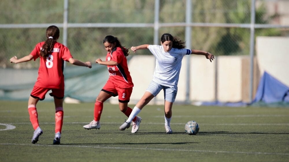 فريق عمان 'FC' يتصدر دوري الناشئات لكرة القدم