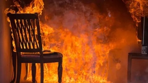 بسبب إدمانه على المراهنات.. مراهق مصري يقتل جارته ويحرقها