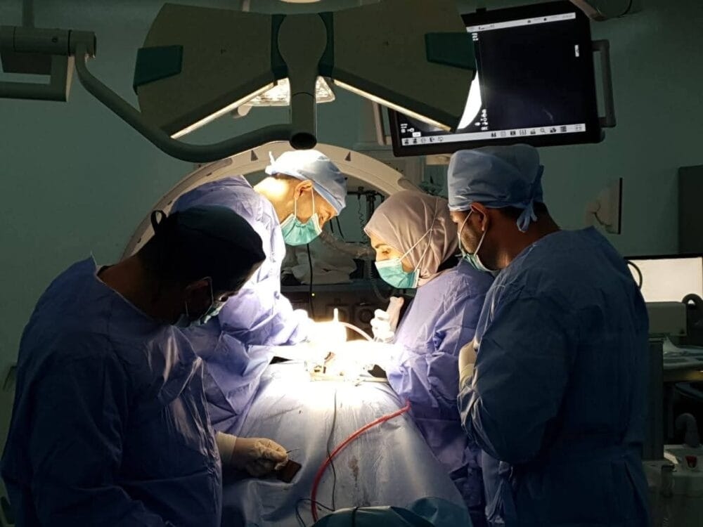 مستشفى الزرقاء ينجز عملية نوعية لمريض يعاني من تعقيدات صحية نادرة