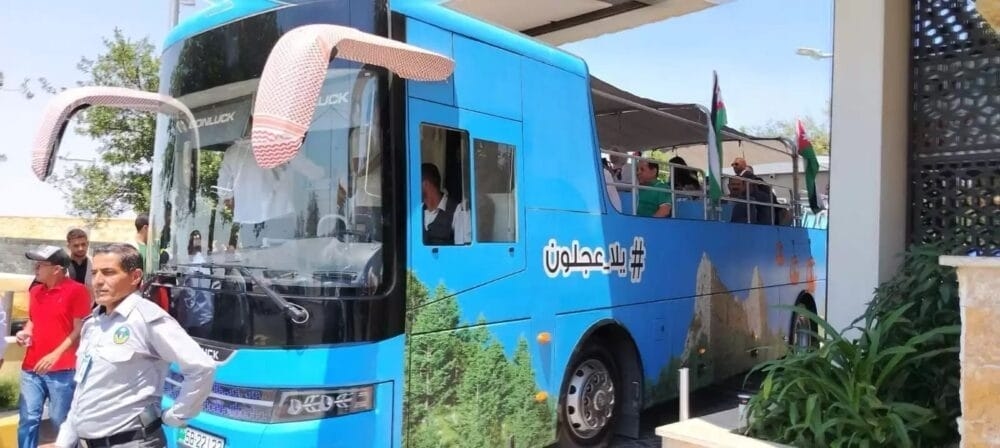 إطلاق خدمة الحافلة السياحية المكشوفة ضمن مشروع 'يلا عجلون'