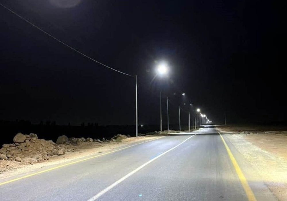 تنفيذ مشروع إنارة الطريق بين منطقتي أم الجمال وعمرة وعميرة