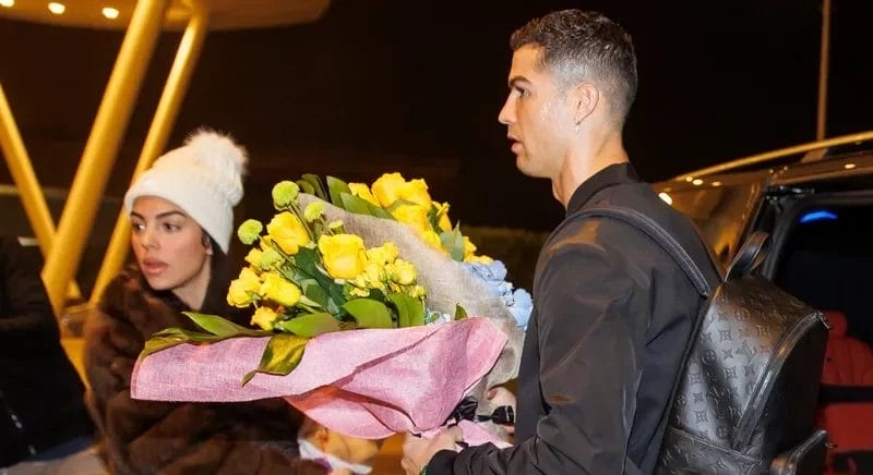 إعلامي سعودي يهدي رونالدو 'ناقة' بمناسبة زواجه -فيديو
