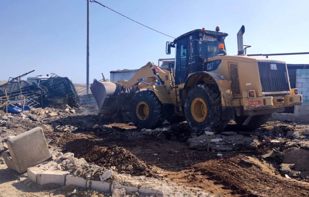 تأهيل وإزالة مخالفات بشوارع في إربد وعجلون