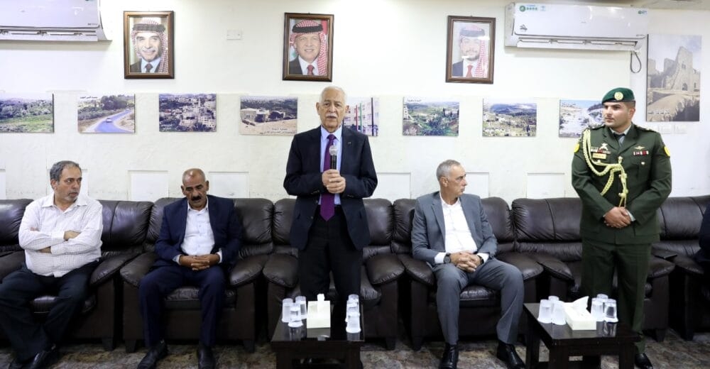 مندوبا عن الملك وولي العهد.. العيسوي يعزي بوفاة الصحفي جهاد أبو بيدر -صور