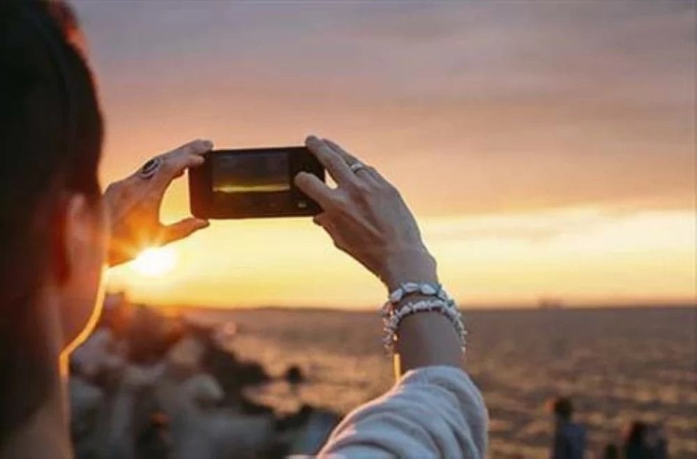 تصرفات لا تليق بالعمر.. ووسائل التواصل تكشف المستور