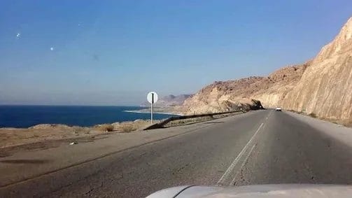 'مَهارب النجاة' تنقذ سائق شاحنة قلاب من حادث مروّع على طريق البحر الميت