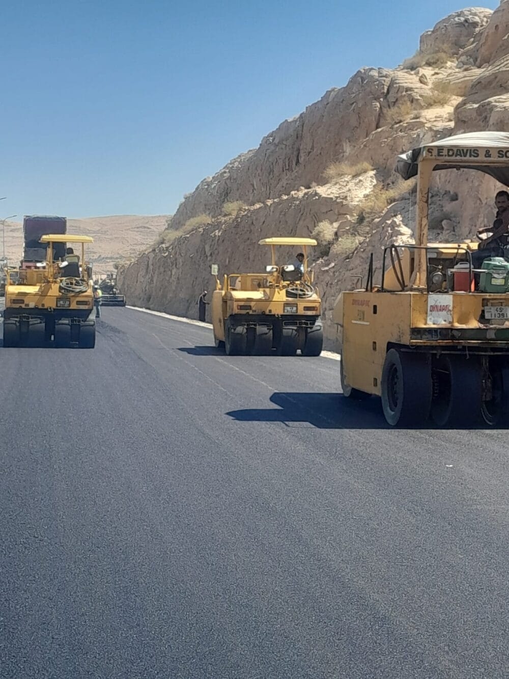 وزارة الأشغال تنهي تعبيد طريق النقب-دبة حانوت بثلث المدة العقدية للعطاء