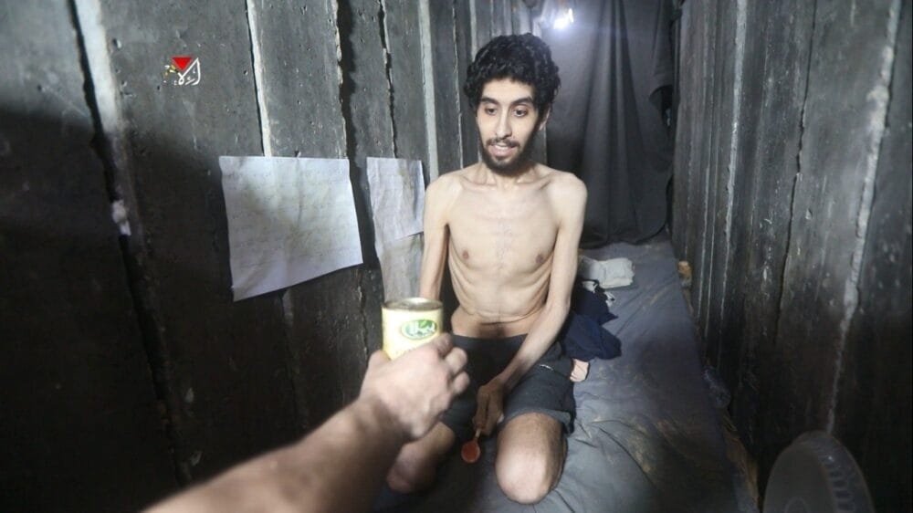 أسير إسرائيلي لدى القسام: أنا جائع وأحفر قبري بيدي