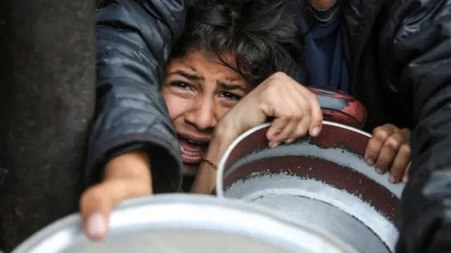 فرنسا: ستكون هناك 4 رحلات جوية من المساعدات الإنسانية إلى غزة من الأردن