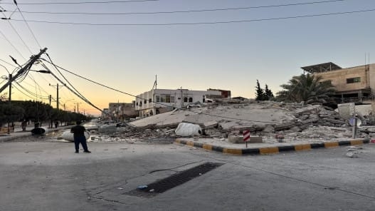 'المهندسين' تحدد أسباب انهيار عمارة إربد وتقدّم توصيات للنهوض بقطاع الإنشاءات- صور