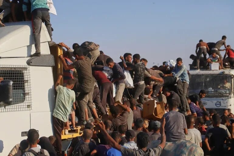 20 شهيدا وعشرات الجرحى بانقلاب شاحنة على طالبي مساعدات بغزة