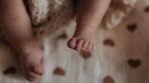 اعتقال أم بعد اكتشاف جثة طفلتها داخل عربة جنازة