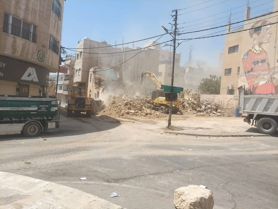 إزالة عمارة آيلة للسقوط في جرش