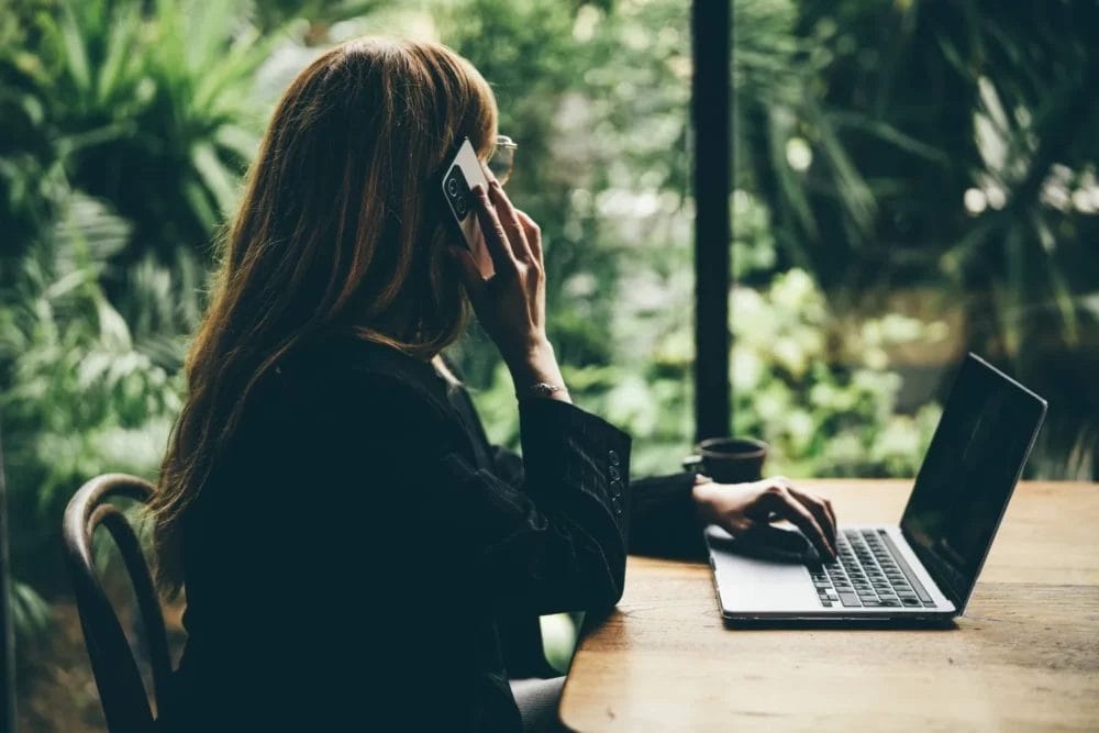 هل تعمل عن بُعد في الصيف؟ هكذا تحافظ على سلامتك الرقمية
