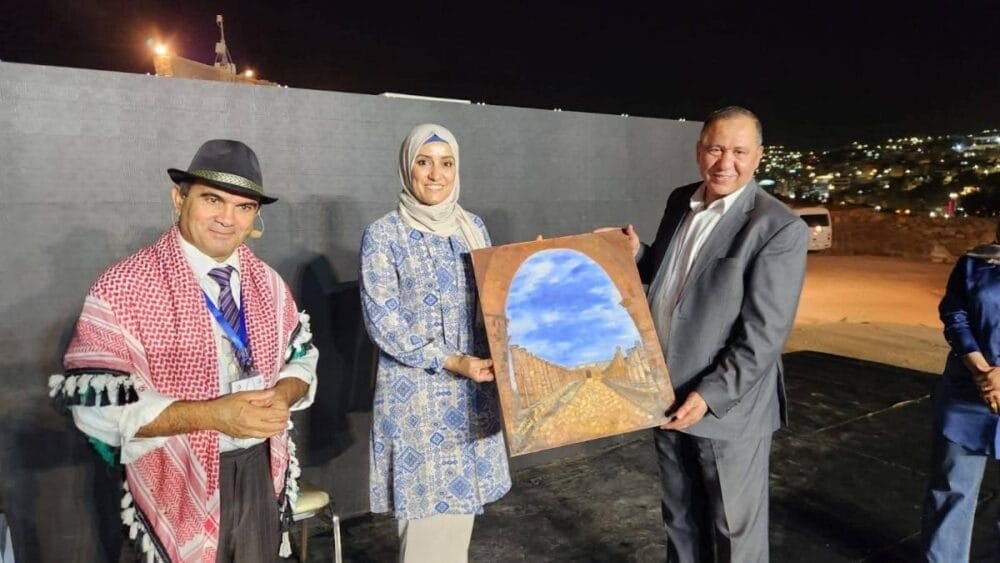 بني ياسين يكرم فنانين تشكيليين شاركوا في مهرجان جرش -صور