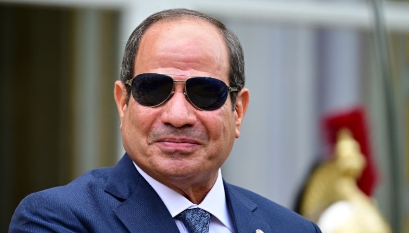 الرئيس السيسي يوجه بإزالة العوائق المسببة لحوادث الطرق بشكل فورى