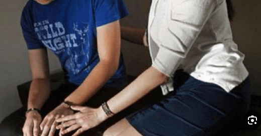 معلمة معفنة ومتزوجة وعاملة علاقها مع تلميذها 14 سنة