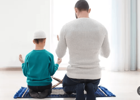 علم ابنك الصلاة والعبادات بشرط ان يطيق الصبي والصبية