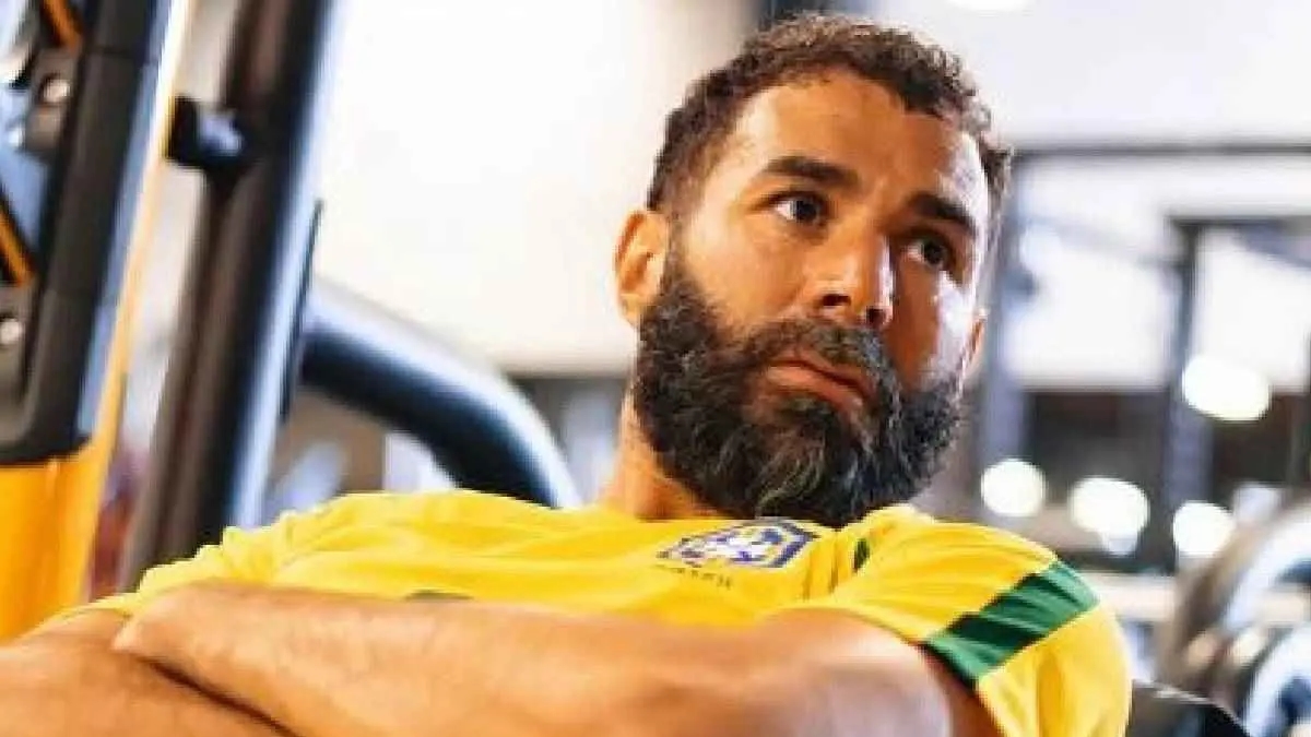 'كريم بنزيما' يظهر بقميص منتخب البرازيل.. اتفرج