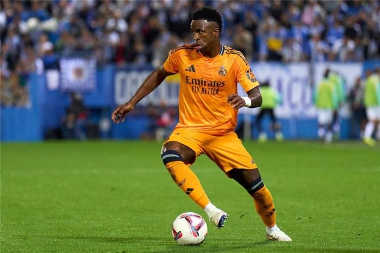 فينيسيوس حذف كلمة لاعب في ريال مدريد من حساباته .. شكله هيخلع