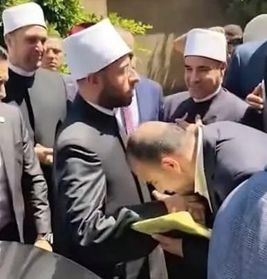 إحالة كل واحد باس إيد الشيخ أسامة الأزهري للتحقيق وإحالته شخصيا للطبيب النفسي