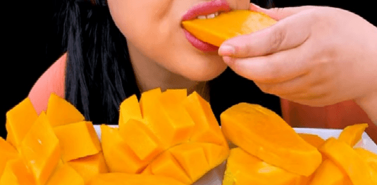 الدكتور مانجو ينصحك بأكل المانجه قبل الأكل بساعة وبعد الأكل بساعتين