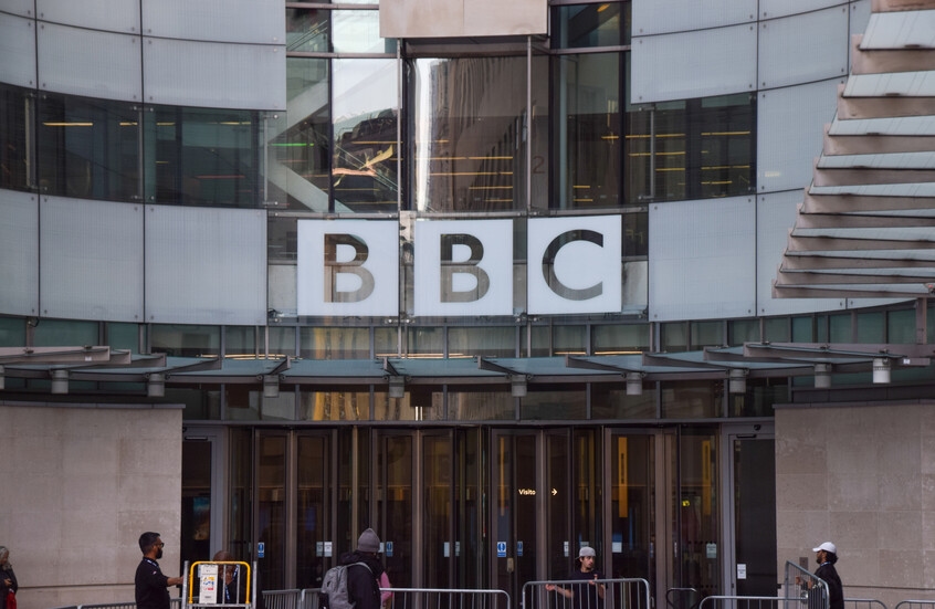 بانو بانو علي أصلكم بانو: أكثر من 100 موظف بالـ BBC يفضحون 'الحياد المزيف' في تغطية غزة‎