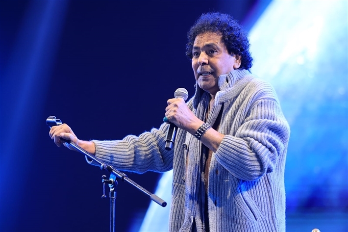 محمد منير يغادر المستشفى ويكشف موقف أعماله الفنية المقبلة