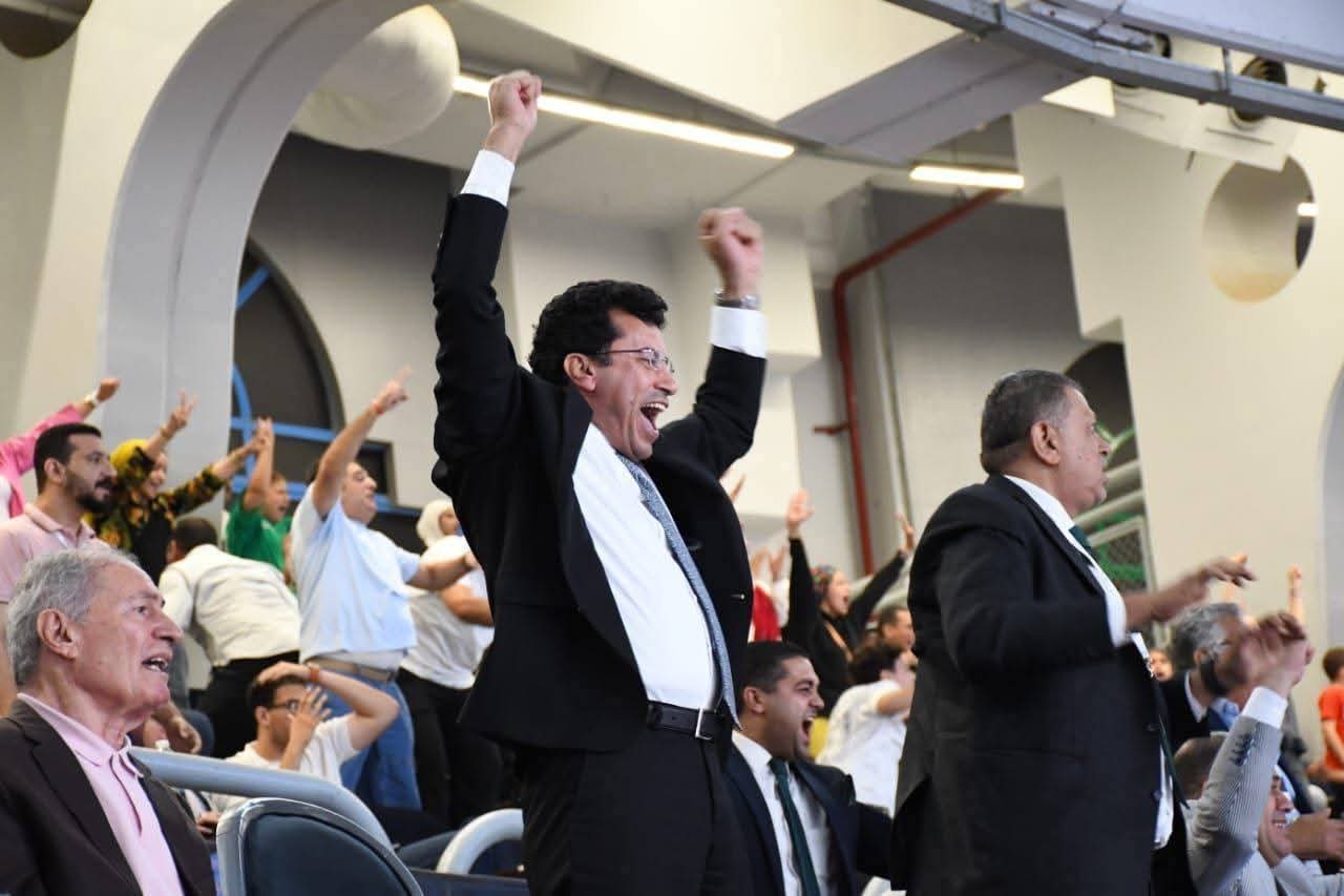 بفرحة هيستيرية.. وزير الرياضة يؤازر منتخب شباب اليد لوصوله ربع نهائي بطولة العالم