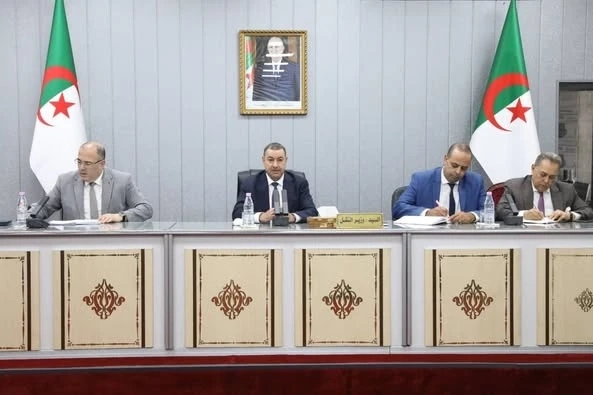 وزير النقل يترأس اجتماعا تنسيقيا لتحسين خدمات النقل البحري لفائدة الجالية الجزائرية بالخارج