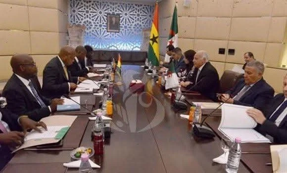 الجزائر وغانا تشددان على مبدأ الحلول المشتركة للمشاكل الإفريقية و التسويات التفاوضية في حل النزاعات
